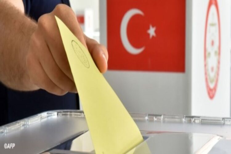 Τουρκία: Κάλπικη μονομαχία, με τον λαό στη γωνία