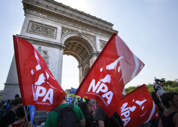 Σημαίες NPA στην αψίδα του Θριάμβου