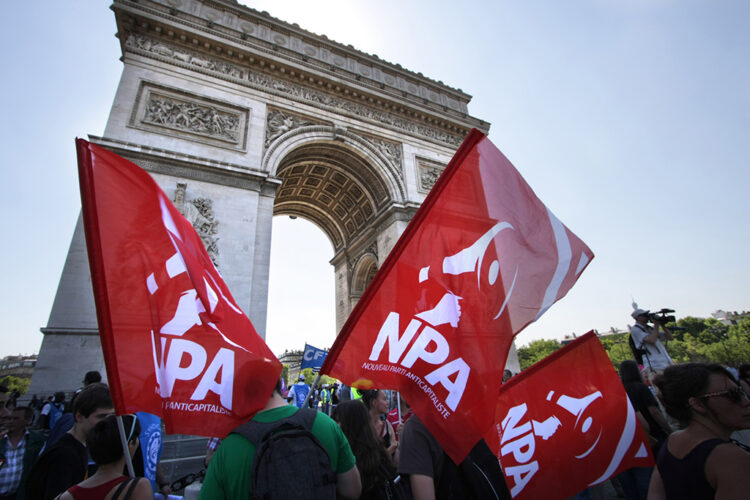 Σημαίες NPA στην αψίδα του Θριάμβου