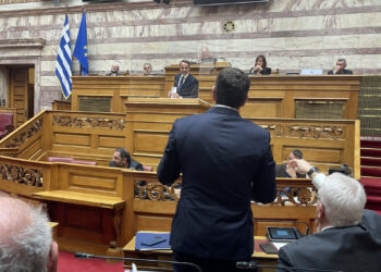 Κραυγές και ψίθυροι μέσα στη βουλή