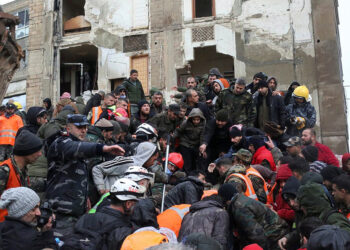 Φονιάδες των λαών, με όπλα και μπετόν
