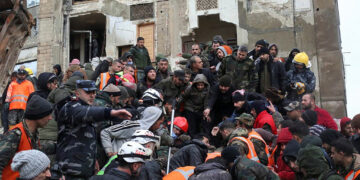 Φονιάδες των λαών, με όπλα και μπετόν