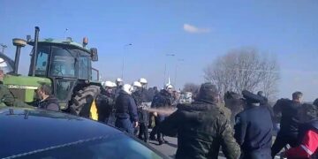 ΜΑΤ και χημικά στην Καρδίτσα κατά αγροτών   