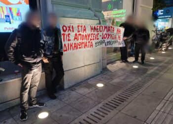 Public: Παρέμβαση στο κατάστημα Συντάγματος για τα λουκέτα Αγρίνιο και Άργος