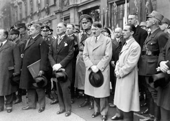 Ο Χίτλερ και άλλα μέλη του κόμματος των ναζί.