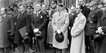 Ο Χίτλερ και άλλα μέλη του κόμματος των ναζί.