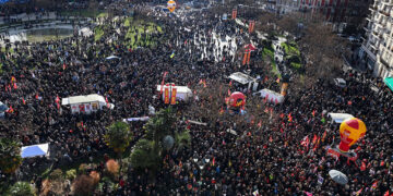 Γαλλία: Η αντιπολίτευση του δρόμου «εκβιάζει» τη Βουλή