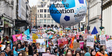 Γαλλία: Η αντιπολίτευση του δρόμου «εκβιάζει» τη Βουλή