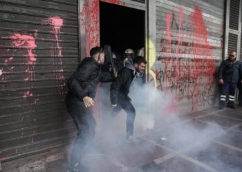 Υπουργείο Εργασίας: Χημικά και γκλοπ κατά των εργαζομένων στον επισιτισμό