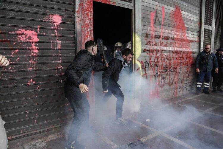 Υπουργείο Εργασίας: Χημικά και γκλοπ κατά των εργαζομένων στον επισιτισμό