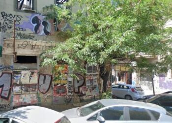 Δήμος Αθηναίων: Απειλή για τους πεζούς τα ετοιμόρροπα κτήρια