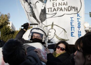 Μέγαρο Μουσικής και… καταστολής: Αγρια επίθεση ΜΑΤ κατά εκπαιδευτικών στη φιέστα Κεραμέως – Μητσοτάκη (φωτο-βίντεο)