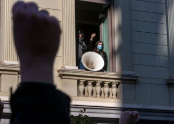 νΚΑ για καλλιτέχνες: Ψηλά το κεφάλι-ψηλά οι γροθιές