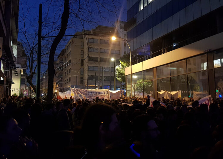 Άγριο χτύπημα της αστυνομίας στη μεγάλη διαδήλωση για το έγκλημα στα Τέμπη