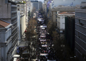 Κατακλυσμός λαού-νεολαίας έπνιξε κυβέρνηση και σύστημα