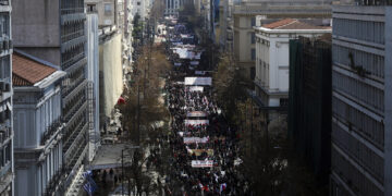 Κατακλυσμός λαού-νεολαίας έπνιξε κυβέρνηση και σύστημα