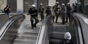 Συνεχίζεται και κλιμακώνεται η δολοφονική αστυνομική βία με νέους τρόπους ενάντια στις μαχητικές μαζικές διαδηλώσεις