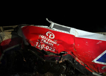 Η κατεστραμένη και κομένη στη μέση μηχανή Hellas Sprinter 120-022 που οδηγούσε τη μοιραία επιβατική αμαξοστοιχία στα Τέμπη