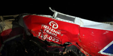 Η κατεστραμένη και κομένη στη μέση μηχανή Hellas Sprinter 120-022 που οδηγούσε τη μοιραία επιβατική αμαξοστοιχία στα Τέμπη