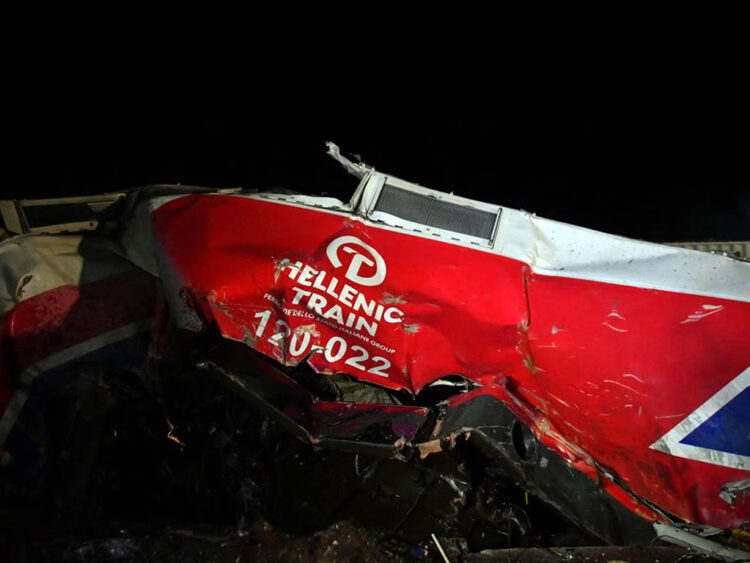 Η κατεστραμένη και κομένη στη μέση μηχανή Hellas Sprinter 120-022 που οδηγούσε τη μοιραία επιβατική αμαξοστοιχία στα Τέμπη