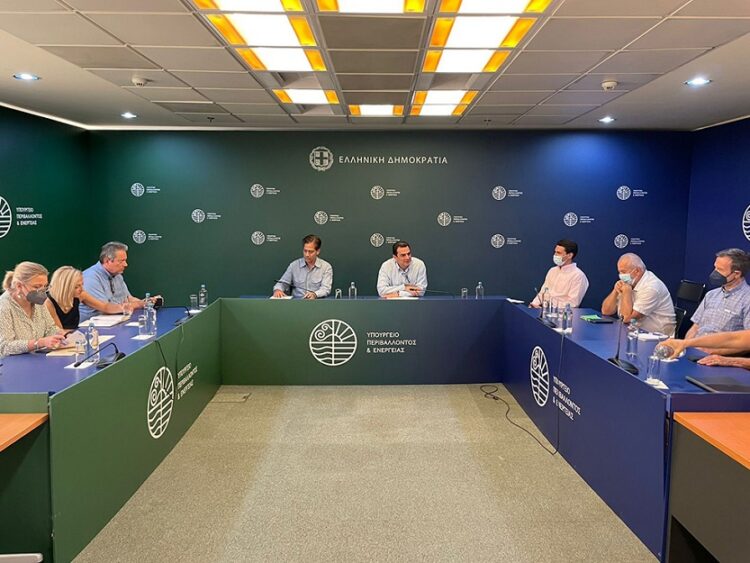 Φωτογραφία από σύσκεψη του Υπουργείου Περιβάλλοντος και Ενέργειας