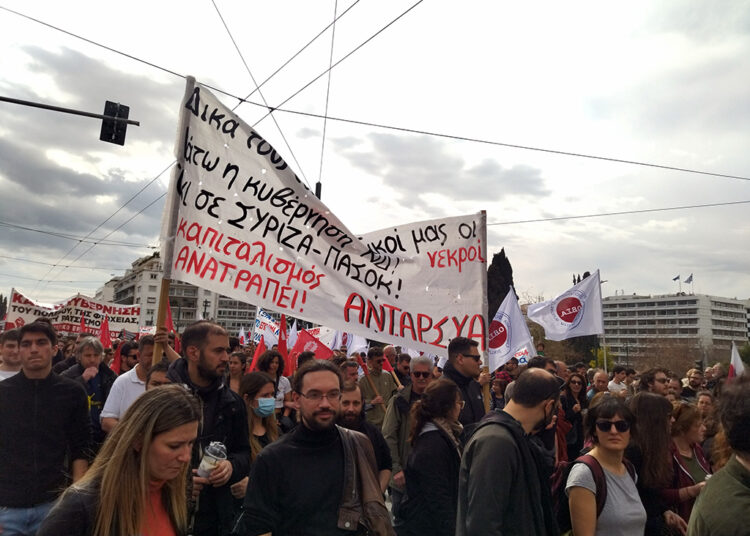 Σύνταγμα: Ο λαός και η νεολαία ξανά στους δρόμους (φωτο+βίντεο))