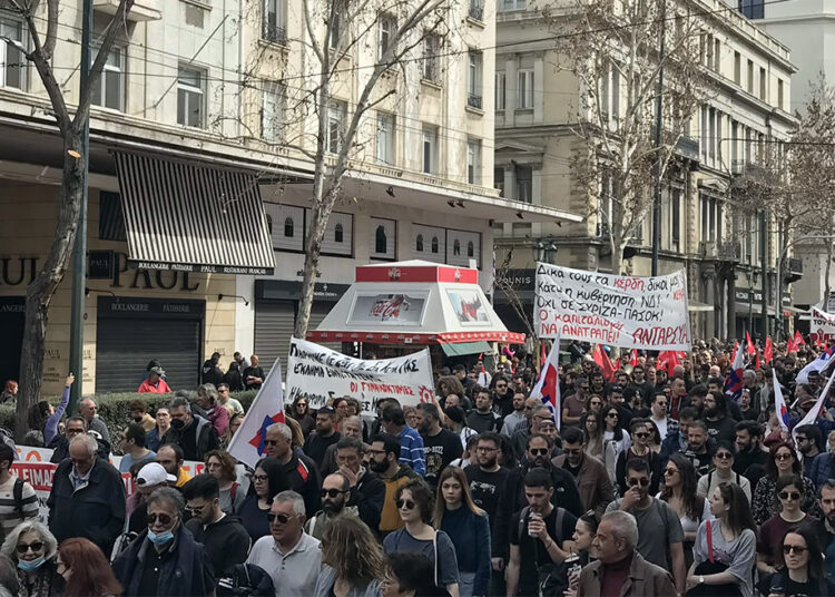 Σύνταγμα: Ο λαός και η νεολαία ξανά στους δρόμους (φωτο+βίντεο))