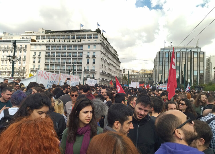 Συγκλονιστικό συλλαλητήριο στο Σύνταγμα για το έγκλημα στα Τέμπη (φωτό+βίντεο)-Η αστυνομία χτύπησε πάλι με δακρυγόνα