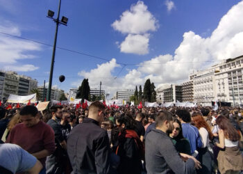 Συγκλονιστικό συλλαλητήριο στο Σύνταγμα για το έγκλημα στα Τέμπη (φωτό+βίντεο)-Η αστυνομία χτύπησε πάλι με δακρυγόνα