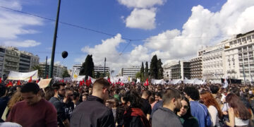 Συγκλονιστικό συλλαλητήριο στο Σύνταγμα για το έγκλημα στα Τέμπη (φωτό+βίντεο)-Η αστυνομία χτύπησε πάλι με δακρυγόνα