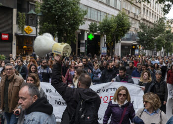Αντεπίθεση παντού: Έξω οι ιδιώτες, κάτω τα κέρδη