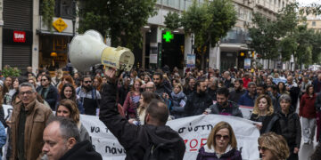 Αντεπίθεση παντού: Έξω οι ιδιώτες, κάτω τα κέρδη