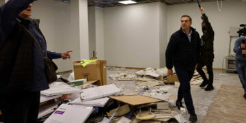 ΣΥΡΙΖΑ: Στην εκλογική γωνία, περιμένοντας να κάτσει ο κουρνιαχτός