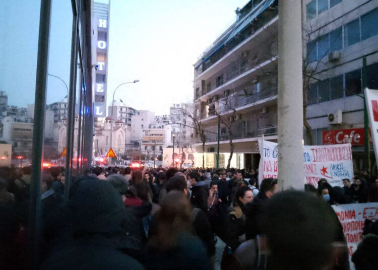 Άγριο χτύπημα της αστυνομίας στη μεγάλη διαδήλωση για το έγκλημα στα Τέμπη