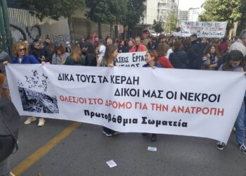 Βούλιαξε η Αθήνα, η μεγαλύτερη απεργιακή συγκέντρωση της δεκαετίας (φωτο+βίντεο)