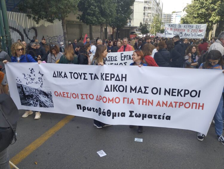 Βούλιαξε η Αθήνα, η μεγαλύτερη απεργιακή συγκέντρωση της δεκαετίας (φωτο+βίντεο)