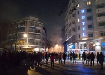 Άγριο χτύπημα της αστυνομίας στη μεγάλη διαδήλωση για το έγκλημα στα Τέμπη