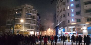 Άγριο χτύπημα της αστυνομίας στη μεγάλη διαδήλωση για το έγκλημα στα Τέμπη