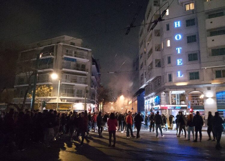 Άγριο χτύπημα της αστυνομίας στη μεγάλη διαδήλωση για το έγκλημα στα Τέμπη