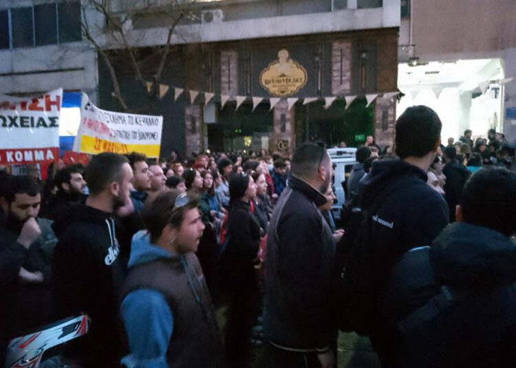 Άγριο χτύπημα της αστυνομίας στη μεγάλη διαδήλωση για το έγκλημα στα Τέμπη