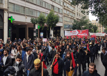 Απρόκλητη άγρια επίθεση των ΜΑΤ για τη διάλυση της πορείας, με κυβερνητική εντολή