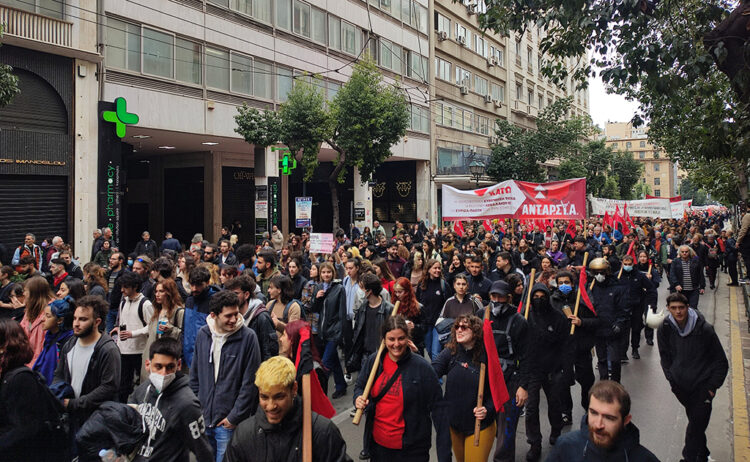 Απρόκλητη άγρια επίθεση των ΜΑΤ για τη διάλυση της πορείας, με κυβερνητική εντολή