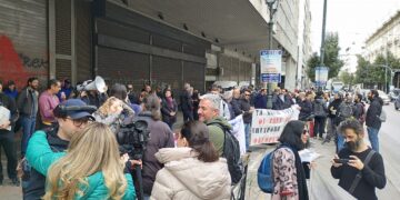 Απεργιακή συγκέντρωση εργαζόμενων στα ΜΜΕ χωρίς τις… Ενώσεις