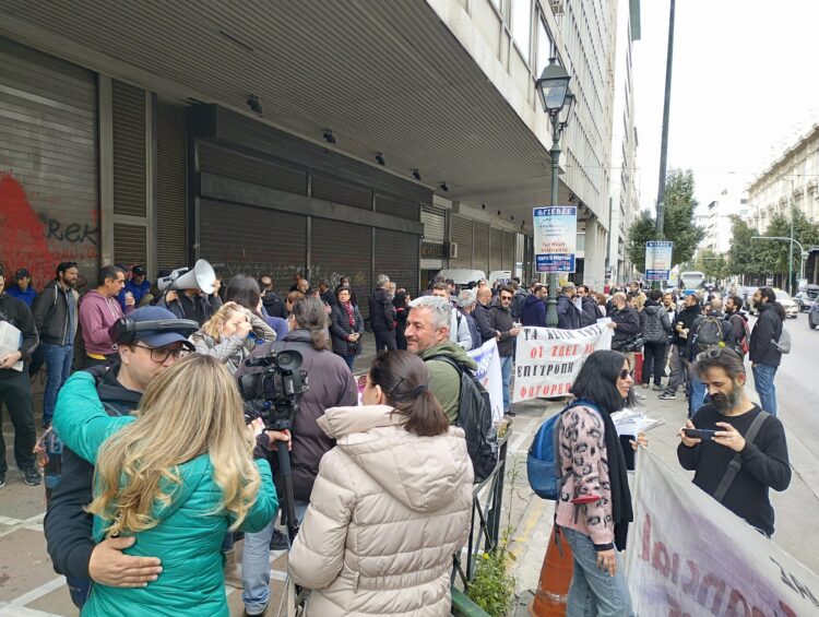 Απεργιακή συγκέντρωση εργαζόμενων στα ΜΜΕ χωρίς τις… Ενώσεις