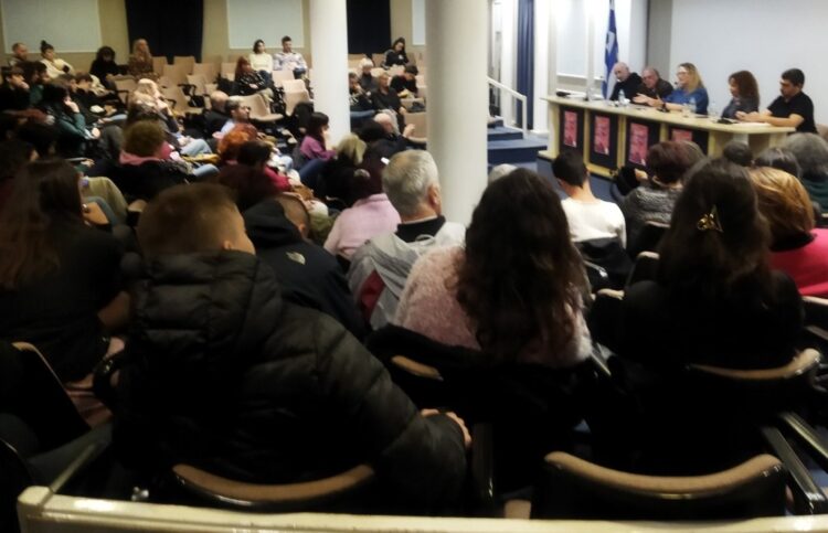 Κολωνός: Εκδήλωση για την 12χρονη και την ανάγκη αλληλεγγύης