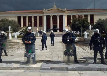 Σε κατάσταση πολιορκίας παραμένει η πρυτανεία του ΕΚΠΑ από τα ΜΑΤ