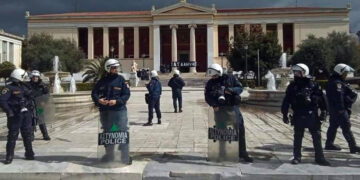 Σε κατάσταση πολιορκίας παραμένει η πρυτανεία του ΕΚΠΑ από τα ΜΑΤ