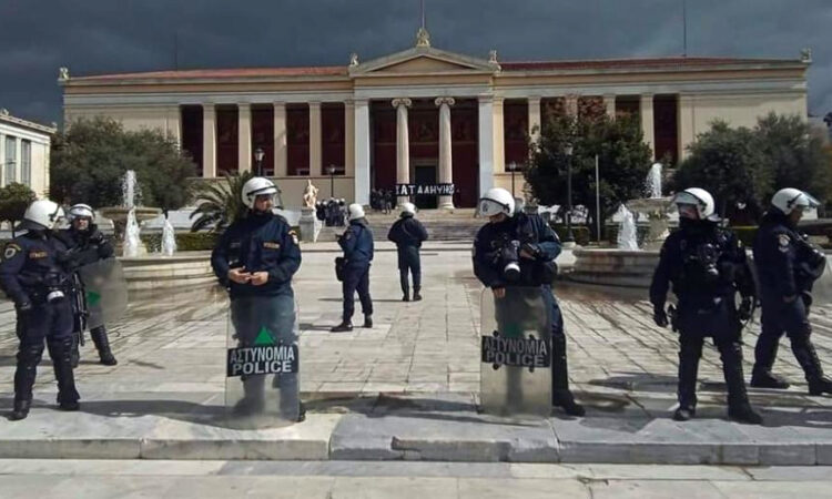 Σε κατάσταση πολιορκίας παραμένει η πρυτανεία του ΕΚΠΑ από τα ΜΑΤ