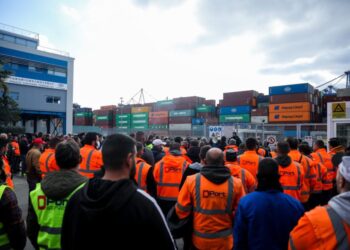 Λιμάνι Πειραιά: Στο κενό η δίωξη των εργαζομένων της COSCO