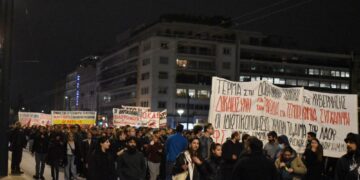 Στους δρόμους βγήκε η οργή, να γίνει ποτάμι ανατροπής